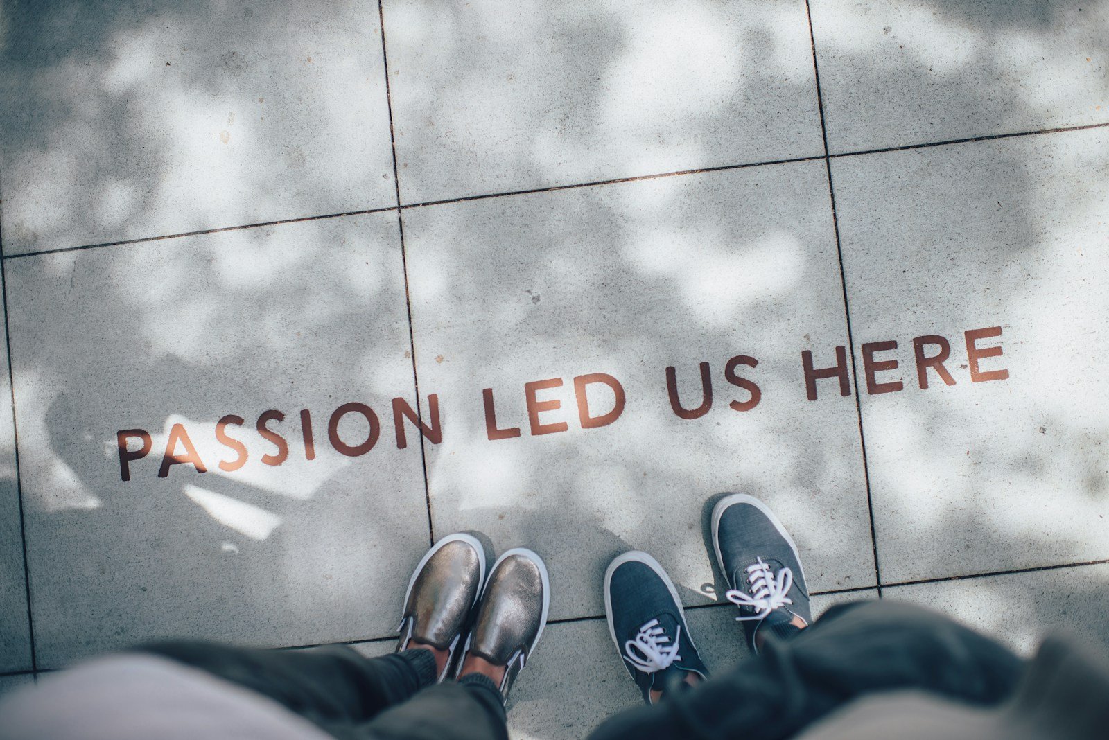 Triple Slash - Le site de la multipotentialité, pour les multipotentiels, slasheurs, scanneurs et explorateurs 6 2 personnes devant un texte au sol "passion led us here"